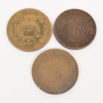 NUMISMÁTICA, Brasil, República, três (3) moedas distintas, sendo: 1 de 20 reis 1910, cunhada em bronze; 1 de 1000 reis de 1922 (comemorativa ao Centenário da Independência do Brasil, 1822 a 1922, história da carochinha do Grito do Ipiranga, uma vez que os documentos provam que a independência do Brasil foi realizada no Rio de Janeiro e a luta se deu na Bahia), cunhada em Br-Al; 1 de 1000 reis 1927, cunhada em Br-Al, todas circuladas e em muito bom estado de conservação, vide foto.