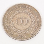 NUMISMÁTICA, Brasil, Império, uma (1) moeda de 500 reis 1855, cunhada em prata, 3 sistema monetário, 2 tipo, 6,3 gr., 25,5 mm diâmetro, 1,3 mm espessura, bordo serrilhado, 2 reinado, D. Pedro II, muito bom estado de conservação, anverso: dístico do valor de face, circundado por guirlanda de tulipas, na orla a legenda PETRUS II D. G. CONST. IMP. ET PERP. BRAS. DEF., seguido do ano de cunhagem feita a época na Província do Rio de Janeiro; reverso: no enxergo brasão do império encimado pela legenda IN HOC SIGNO VINCES.