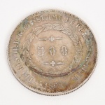 NUMISMÁTICA, Brasil, Império, uma (1) moeda de 500 reis 1852, cunhada em prata, 3 sistema monetário, 1 tipo, 6,2 gr., 25,5 mm diâmetro, 1,3 mm espessura, bordo serrilhado, 2 reinado, D. Pedro II, muito bom estado de conservação, anverso: dístico do valor de face, circundado por guirlanda de tulipas, na orla a legenda PETRUS II D. G. CONST. IMP. ET PERP. BRAS. DEF., seguido do ano de cunhagem feita a época na Província do Rio de Janeiro; reverso: no enxergo brasão do império encimado pela legenda IN HOC S. VINCES, conhecida na numismática pátria com cunho raso.
