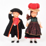 BRINQUEDOS, dois (2) bonecos souvenires portugueses com trajes típicos, confeccionados em polímero, vestes em tecido, medindo em média 14 cm altura, vide foto.