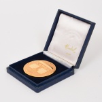 NUMISMÁTICA, uma (1) medalha cunhada em bronze dourado, SENAC 25 Anos 1946 a 1971, gravador RANDAL, medindo 55 mm diâmetro, acondicionada em estojo, vide foto.