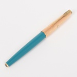 COLECIONISMO, uma (1) antiga caneta tinteiro, marca PARKER, modelo 61, made in USA, corpo em polímero na tonalidade verde azulada, tampa em metal espessado a ouro, usada, não testada e sem garantia, vide foto.
