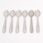 TALHERES, seis (6) colheres para café, confeccionadas em aço inox, medindo 8,5 cm comprimento, sem marca de manufatura aparente, vide foto.