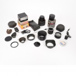 FOTOGRAFIA, um (1) saco com mais de vinte (+20) itens e partes variadas, sendo: 5 estojos vazios; 1 caixa vazia; 6 lentes variadas; 1 flash FRATA TRON; 10 partes soltas; 1 disparador, usados, sem garantia, vide foto.