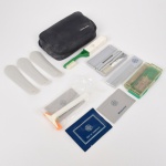 COLECIONISMO, uma (1) necessaire da PAN AN, com diversos apetrechos como: pente, escova de dente, calçadeiras, lenços umedecidos, aparelho de barbear; acompanham 1 escova de dente da marca TRIP e 1 aparelho de barbear da marca GILLETTE, vide foto.