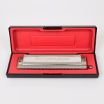 INSTRUMENTO MUSICAL, uma (1) gaita da marca/modelo HERING S CHROMATIC HARMONICA 501/64, acondicionada no estojo, vide foto.