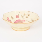 FAIANÇA, uma (1) fruteira de pé baixo, ornamentação floral policromada pintada a mão, arremates a ouro, marca BONADIO (Conrado Bonádio, São José dos Campos, SP, 1936 a 1958), medindo 24,5 cm diâmetro e 8 cm altura, vide foto.