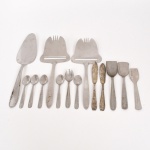 TALHERES E AFINS, treze (13) itens, confeccionados em metal prateado e aço inox: 2 espátulas para pastinhas, ornadas em conchas e volutas; 2 fatiadores de queijo; 1 espátula para torta ou bolo; 3 colheres distintas para açucareiro; 6 colheres para café de dois modelos distintos, todos os itens com sinais de uso, vide foto.