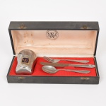 AÇO INOX, conjunto para sobremesa com quatro (4) itens: 1 copo, 1 garfo, 1 faca e 1 colher, marca WOLFF (tradição desde 1894), acondicionados na caixa e sem uso, ideal para presente, vide foto.