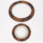 RELÓGIO, duas (2) portinholas confeccionadas em madeira e envidraçadas, para gabinete de relógio de parede, modelo dito 8, medindo 20 cm e 33 cm diâmetro, vide foto.