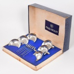METAL PRATEADO, doze (12) itens: 6 taças para sobremesa, lisas, medindo 9,5 cm diâmetro mais a alça e 6 colheres da marca WOLFF (tradição desde 1894), medindo 13,5 cm comprimento, acondicionadas na caixa e sem uso, ideais para presente, vide foto.
