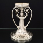 METAL PRATEADO, uma (1) base para fruteira, ornada em caneluras, barrado grego e guirlandas de flores, sem marca de manufatura aparente, medindo 19 cm altura, vide foto.