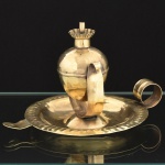 BRONZE, uma (1) palmatória a querosene, falta o pavio, recipiente pendular, confecção artesanal de funilaria, medindo 14,5 cm diâmetro, vide foto.