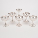 METAL PRATEADO, seis (6) taças para sobremesa de pé alto, bojo em meia esfera, fuste no formato de coluneta, base em saia, marca FRACALANZA (tradição desde 1884), medindo 9 cm altura e 8 cm diâmetro, vide foto.
