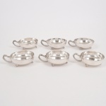 METAL PRATEADO, seis (6) taças para sobremesa, bojo em meia esfera, pés com terminações em volutas, alça relevada em elementos vegetalistas, marca EBERLE (Abramo Eberle 1880, Monte Magrè 1945, Caxias do Sul, veio com uma das primeiras levas de imigrantes italianos para o Brasil em 1884 junto com seus pais Giuzeppe Eberle e Luigia Zanrosso, seu pai abriu uma pequena funilaria mas como tinha que trabalhar na lavoura quem cuidava era a mãe e o pequeno Abramo ajudava na funilaria; em 1896 quando o pai resolveu vender a funilaria para concentrar os esforços da família na lavoura Abramo, com 16 anos de idade, se propôs a comprá-la do pai, em 1918 já com o nome Abramo Eberle & Cia iniciou a fabricação de talheres e utensílios de mesa, morreu em 1945 com 65 anos de idade e os filhos deram continuidade aos negócios até 1984 quando venderam para o Grupo Zivi), medindo 8,5 cm diâmetro mais a alça, vide foto.