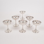 METAL PRATEADO, seis (6) pequenas taças de pé alto para sobremesa, bojo em meia esfera, fuste cilíndrico, base em saia terminando em degrau, marca AEC (Abramo Eberle Companhia - Abramo Eberle 1880, Monte Magrè 1945, Caxias do Sul, veio com uma das primeiras levas de imigrantes italianos para o Brasil em 1884 junto com seus pais Giuzeppe Eberle e Luigia Zanrosso, seu pai abriu uma pequena funilaria mas como tinha que trabalhar na lavoura quem cuidava era a mãe e o pequeno Abramo ajudava na funilaria; em 1896 quando o pai resolveu vender a funilaria para concentrar os esforços da família na lavoura Abramo, com 16 anos de idade, se propôs a comprá-la do pai, em 1918 já com o nome Abramo Eberle & Cia iniciou a fabricação de talheres e utensílios de mesa, morreu em 1945 com 65 anos de idade e os filhos deram continuidade aos negócios até 1984 quando venderam para o Grupo Zivi), medindo 8,5 cm altura e 7 cm diâmetro, vide foto.