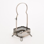 METAL PRATEADO, um (1) suporte quadrangular com gradil vazado, alça em meia cana vergada, sem marca de manufatura aparente, falta o recipiente em vidro e o talher, medida interna 8 x 8 cm, altura 21 cm, vide foto.