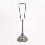 PEWTER, um (1) antigo suporte para fruteira, rosqueável, sem marca de manufatura aparente, base cônica, haste cilíndrica com alça e amarração em esferas, medindo 38,5 cm altura, vide foto.