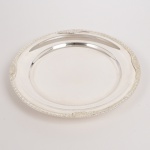 METAL PRATEADO, uma (1) bandeja com pés relevados em volutas, borda reforçada em corda, folhas e conchas, marca BELPRATA, medindo 32 cm diâmetro, vide foto.