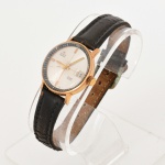 RELÓGIO, um (1) de pulso, marca TOVARE, de Luxe, Suíço, mecanismo com 25 rubis ou safira, automático, possui calendário, dial riscado, caixa em metal dourado, medindo 31 mm diâmetro, pulseira em couro, usado, funcionando e sem garantia, vide foto.