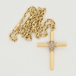 Cordão Cadeado Com Pendente "Crucifixo" em Ouro Amarelo 750. Comprimento 65,0cm. Peso 24,3g.