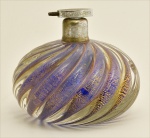 Década de 40. Itália -  Frasco para perfume  vaporizador em vidro artístico de Murano soprado.  Formato esférico predominando o azul cobalto, rematado por gomos retorcidos e pó de ouro. Tampa em metal prateado com marcas do tempo com marcas do tempo. 11 x 13 cm. Peça de coleção o,
