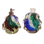 Par de perfumeiros de vidro artístico de Murano. Apresenta uma técnica artesanal com bolhas internas e gotas externas decorado nas cores vibrantes misturadas (verde, azul e rubi). Tampas metálica com mecanismo de borrifador clássico. 16 cm.