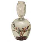 Década de 40 - Perfumeiro de vidro artístico, com influência veneziana. Corpo transparente com decorações internas em tons de roxo, marrom ou verde na parte inferior e uma tampa esculpida na parte superior. Peça de coleção e em perfeito estado. 18 cm.