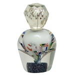 Década de 40 - Perfumeiro de vidro artístico, com influência veneziana. Apresenta características de vidro soprado com inclusões policromáticas (coloridas) e uma base texturizada. Tampa facetada e transparente. Peça de coleção e em perfeito estado. 16 cm.