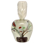 Década de 40 - Perfumeiro de vidro artístico, com influência veneziana. Corpo transparente com decorações internas em tons de roxo, marrom ou verde na parte inferior e uma tampa esculpida na parte superior. Peça de coleção e em perfeito estado. 18 cm.
