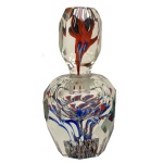 Década de 40 - Perfumeiro de vidro artístico, com influência veneziana. Apresenta uma estrutura de vidro lapidado e multifacetado, destacando-se pela técnica de inclusão interna de filamentos coloridos espiralados, nas cores azul, branca e vermelha. Base encorpada com tampa também facetada e decorada em seu interior. Peça de coleção e em perfeito estado. 17 cm.