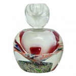 Década de 40 - Perfumeiro de vidro artístico, com influência veneziana. Apresenta um corpo arredondado e transparente com camadas internas coloridas em tons de branco e vermelho. Base decorada e tampa esculpida em vidro translúcido. Peça de coleção e em perfeito estado. 14 cm.