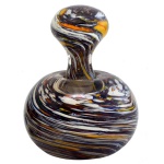 Década de 40 - Perfumeiro de vidro artístico, com influência veneziana.  Apresenta um padrão espiralado multicolorido abstrato composto por linhas pretas, brancas, amarelas e laranjas. Peça de coleção e em perfeito estado. 17 cm.