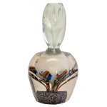 Década de 40 - Perfumeiro de vidro artístico, com influência veneziana.  Apresenta uma decoração interna multicolorida com o que parecem ser filamentos coloridos e uma base texturizada. Peça de coleção e em perfeito estado. 17 cm.