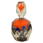 Década de 40 - Perfumeiro de vidro artístico, com influência veneziana. Apresenta corpo geométrico multifacetado em vidro translúcido, abrigando um núcleo interno trabalhado com detalhes orgânicos florais em azul e uma bolha central na cor laranja vibrante. Peça de coleção e em perfeito estado. 15 cm.