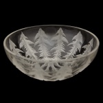 RENE LALIQUE. France. Circa 1920 - Bowl semiesférico em cristal francês, ornamentado nas laterais por folhagens dentadas e fosqueadas. Duplo assinado em letras maiúsculas e script. Marca da manufatura estampada. 9 x 24 cm.