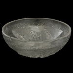 RENE LALIQUE. France. Circa 1920  - Bowl semiesférico em cristal francês, moldado e ornamentado nas laterais por finas folhagens plumadas e recurvas. Duplo assinado em letras maiúsculas e script. Marca da manufatura estampada. 9 x 16 cm.