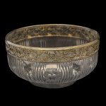 Belo bowl circular fundo, em cristal lapidado e ornado por reservas escavadas com sulcos, alternadas por painéis lisos. Bojo abaulado, encimado e ornamentado com faixa vazada em metal dourado, realçada por adornos fitomórficos bordados com filetes e friso estilizado. Borda lisa em prata francesa, centralizando adorno estrelar ao fundo. Contraste Cabeça de Mercúrio. 14 x 22 cm.