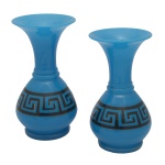 Par de vasos de opalina francesa na cor azul. Bojo com design grego na cor preta. 21 x 12 cm.