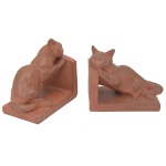 CARTIER, THOMAS - FRANÇOIS (França 1879 - 1943) - "Serre-livres" em terracota esculpida e cozida, representando figuras de gatos. Assinado baixo cavo. França. C. 1900. 15 x 16 x 10 cm.
