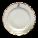CONDE DE BAEPENDI - Prato fundo pertencente ao Serviço do Segundo Conde de Baependi (Brás Carneiro Nogueira da Costa e Gama - Rio das Flores, 1812 - 1887). Apresenta borda tiotada realçada em ouro e rosa. Na aba monograma com iniciais NGC entrelaçadas em azul realçadas em ouro sob coroa de Conde. 24 cm.