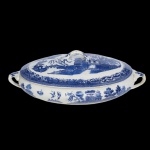 Sopeira de formato oval em louça inglesa no padrão Blue Willow. Apresenta decoração em esmalte de tom azul cobalto sobre fundo branco no padrão conhecido como Pombinhos. Marca da manufatura no verso. 10 x 32 x 19 cm.