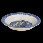 Saladeira de formato oval em louça inglesa no padrão Blue Willow. Apresenta decoração em esmalte de tom azul cobalto sobre fundo branco no padrão conhecido como Pombinhos. Marca da manufatura no verso. (8 x 34 x 26 cm).