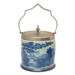 IRONSTONE - Pote de biscoitos antigo em louça decorado com o clássico padrão Blue Willow. Formato cilíndrico, com tampa e alça de metal prateado. 25 x 13 cm.