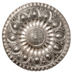 Belíssimo medalhão em prata brasileira repuxada e cinzelada, com borda ondulada, ornamentado por reservas concheadas e flores, centralizando rosácea em gomos à volta de brasão do Brasil Imperial com esfera armilar, cruz da Ordem de Cristo e ramos de café e tabaco sob coroa. Pseudo contraste da cidade do Porto usado no Brasil na segunda metade do século XIX (Moitinho BR-16 p.346). 58 cm. Peso 2k928 gramas. Coleção Ari Bragança de Bourbon. Este medalhão teria pertencido a uma das salas de Palácio de São Cristóvão, informação que consta no verso.
