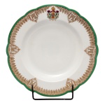 CASA IMPERIAL BRASILEIRA. DOM PEDRO II. "Serviço PII Grande" - Prato fundo em porcelana francesa pertencente ao Serviço Imperial de D. Pedro II, conhecido como raríssimo "Serviço PII Grande". Decoração com Brasão de Armas do Império do Brasil. Borda superior verde esmeralda e friso em filigrana de ouro. Séc. XIX. 24 cm. Peça do mesmo serviço, reproduzida na pág. 214 do livro "Louça da Aristocracia no Brasil" de Jenny Dreyfus. Pertenceu a coleção Dr. Roque Brito Alves.