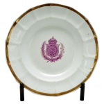CASA IMPERIAL BRASILEIRA - D. PEDRO II SERVIÇO DA COROA ROXA - Prato de louça possivelmente inglesa pertencente ao Serviço de D. Pedro II, dito da Coroa Roxa. Séc. XIX. Sem marca. Teria pertencido ao serviço diário de Paço de São Cristóvão. 22.5 cm. Exemplar deste serviço encontra-se reproduzido no Livro A Louça da Aristocracia no Brasil, de Jenny Dreyfus à pág. 215..