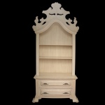Estante em madeira clara, estilo clássico. Formato retangular apresentando parte superior com prateleiras e grande floral entalhado. Parte inferior com 2 gavetas. É ideal para organizar livros, louças ou objetos decorativos em salas de estar ou jantar.