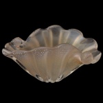 Bowl circular em cristal leitoso de Murano. Bojo cônico irregular ornamentado em bullicante, e moldado em gomos com laterais reviradas. Borda superior ondulada. 15 x 30 x 20 cm.