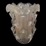 Vaso de Murano em cristal leitoso, da série Cacto, feita especialmente para o mercado brasileiro. Bojo reto ornamentado em bullicante, e moldado em relevo com escamas salientes e recurvas. Borda superior ondulada e revirada. 31 x 26 cm.